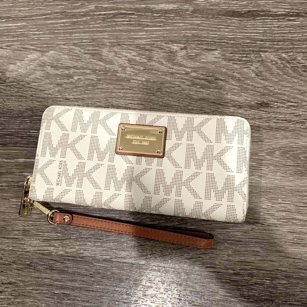 Michael Kors white zip up wallet NEW